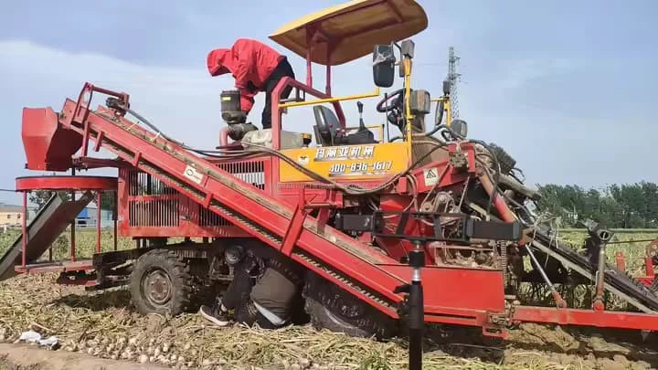 Double Rows Mini Tractor Mounted Onion Cassava Sweet Potato Murphy Carrot Ginger Harvester